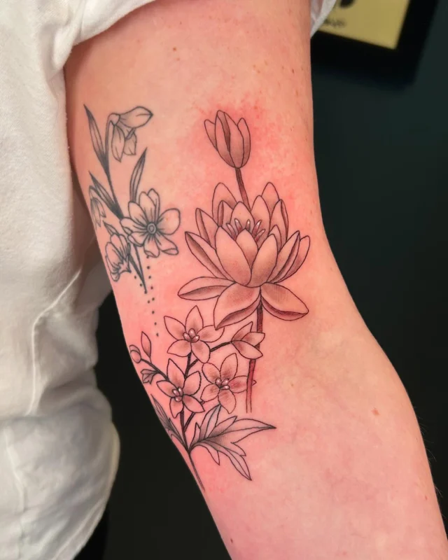 Got to tattoo the talented @lizhardy05 on her birthday last week!  Thank you so much for the loyalty and trust Liz I appreciate it! 🪷