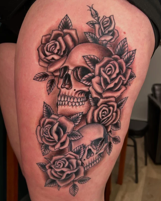Got to finish @aweisbeck1 thigh piece this week!  Skulls and roses are my absolute favorite type of stuff to work on!  Thanks again! 🤙🏻💀