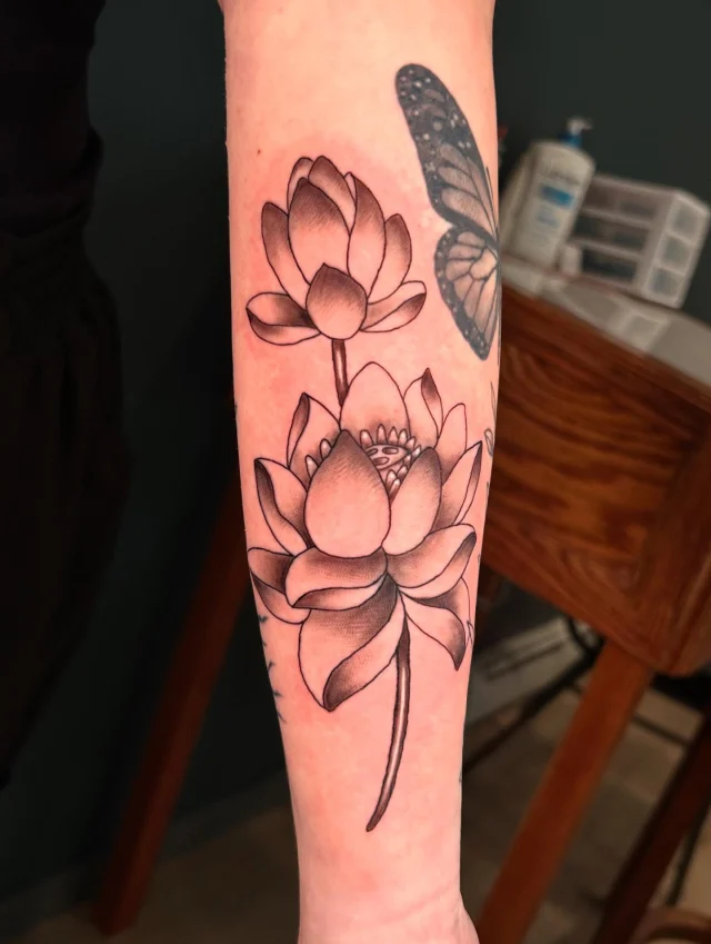 Little 🪷 lotus flower gap filler on @lillian.indigo arm from yesterday!  Thank you so much for coming in clutch when I have cancellations!  I appreciate it a ton! ✌🏻