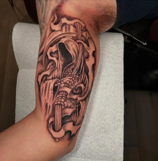 Got to work back to back days on the homie @pearson_300 because he’s a glutton for punishment!  In all fairness he’s one of the coolest toughest cats out there and lets me have a ton of creative freedom adding to his sleeves!  The original stuff I’ve been working next to was done about 15 years ago.  Thanks again bud 💀✌🏻