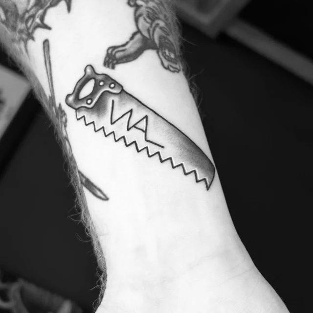 Loved being able to work on my brother @willie_pierces awhile back!  Worked on finishing some existing work and got to add this fun little saw and initials for his gramps.  Love ya, always have!  Thanks again bud! 🪚