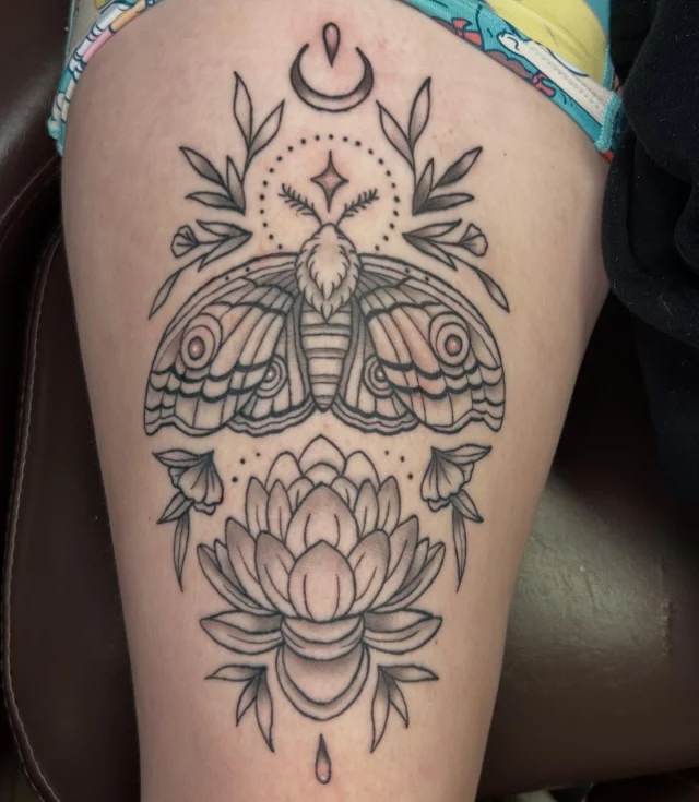 Got a healed shot of this piece I did awhile back!  Had to do a few minor touch ups but happy with how it turned out!  Thank you again Demi! ✌🏻