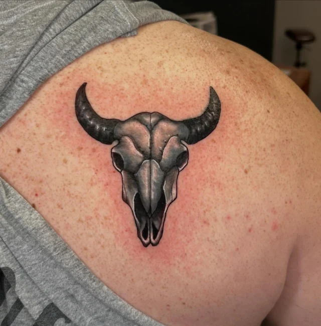Little rework on my buddy @cory.larsn!  Swipe ➡️ to see the original piece that was there.  Original skull was around 30 years old!  Fun to do little projects like this!  Thanks again Cory!